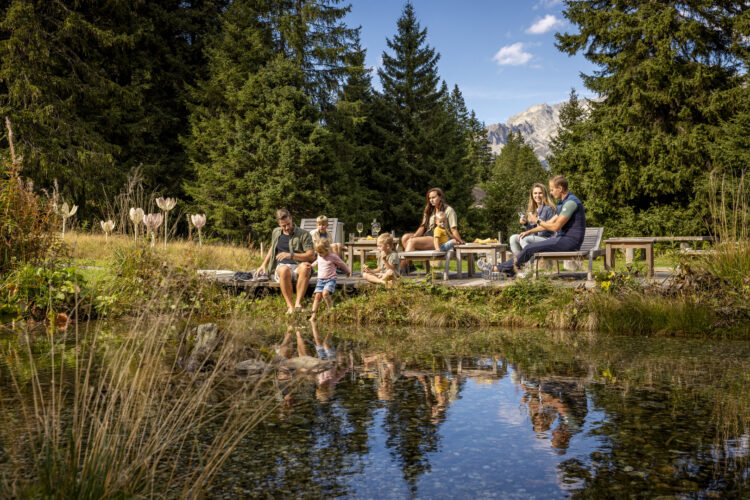 Alpgarten Familie beim Teich Hotel Handeck