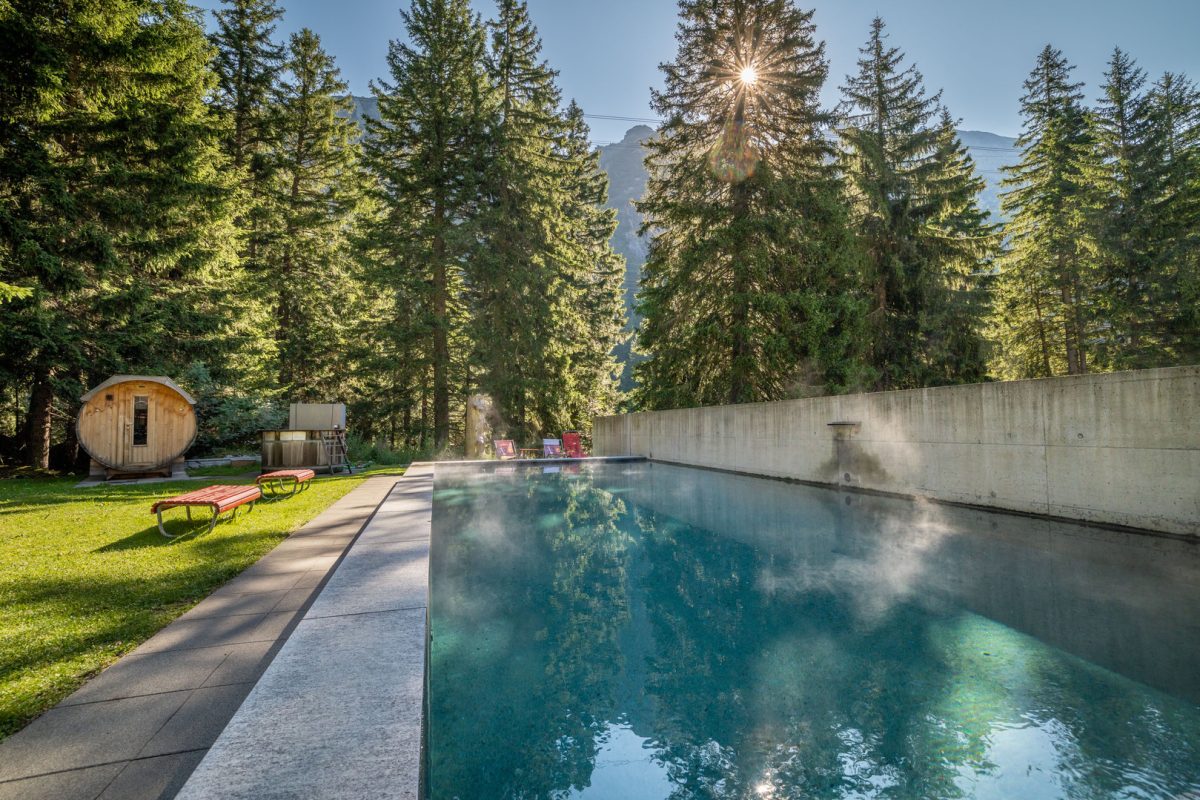 Piscine extérieure, cuve de bain et sauna en tonneau Hôtel Handeck