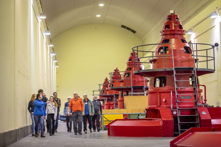 Eine Gruppe läuft durch das Wasserkraftwerk Innertkirchen 1 in dem 5 grosse Turbinen stehen.