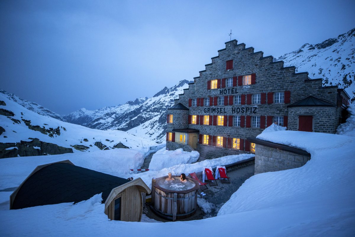 Winterruheoase Grimsel Hospiz Hotpot und Fasssauna