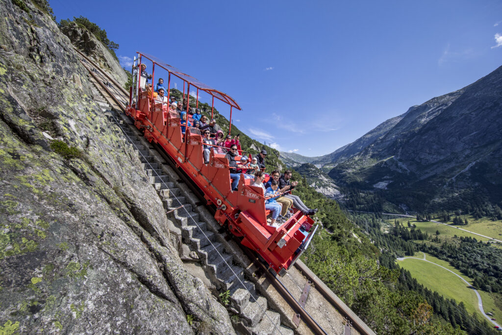 Gelmerbahn mit Gästen. Grimselpass im Hintergrund