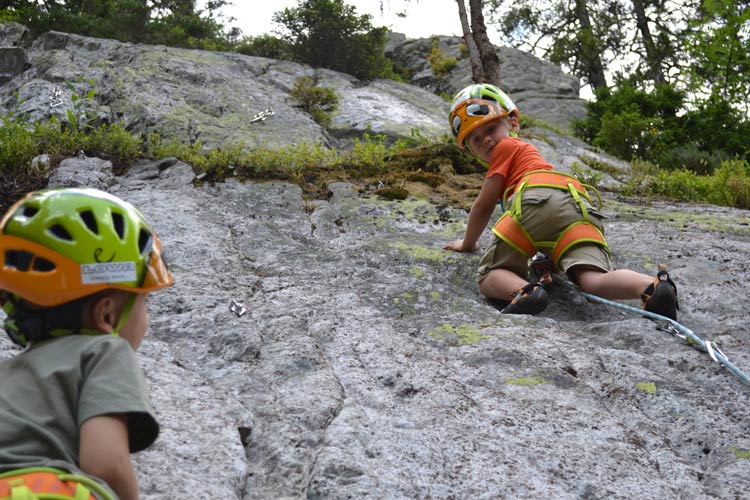 Kinder im Klettergarten gleich hinter dem Familienhotel und Naturressort Handeck im Berner Oberland