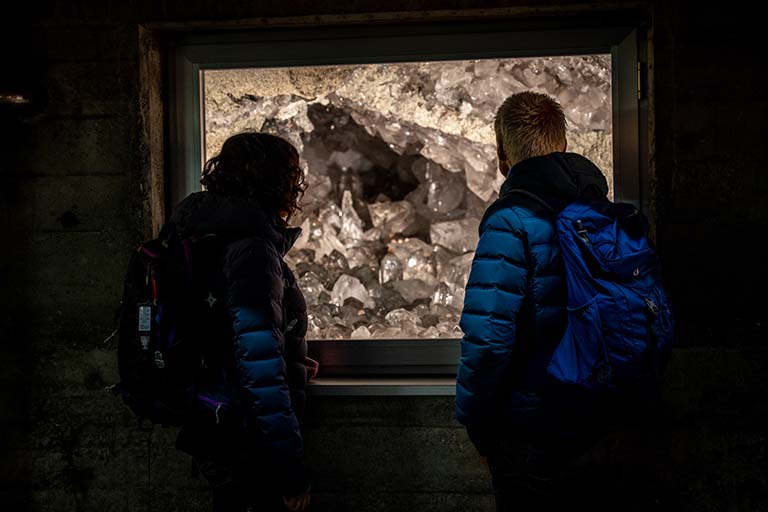 zwei Personen vor der Kristallkluft Gerstenegg