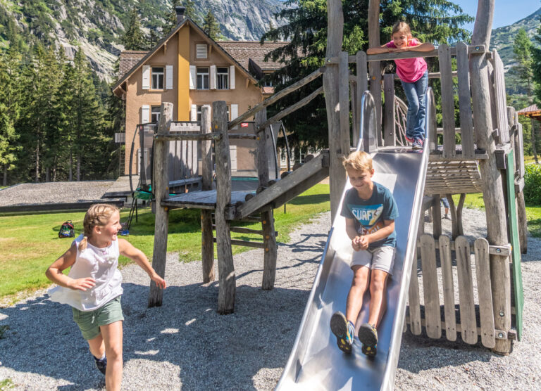 Kinder auf dem Spielplatz hinter dem Familienhotel und Naturressort Handeck im Berner Oberland