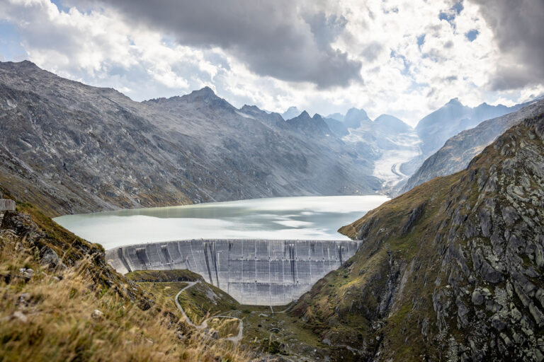 Die Staumauer Oberaar im Berner Oberland mit dem Stausee der KWO